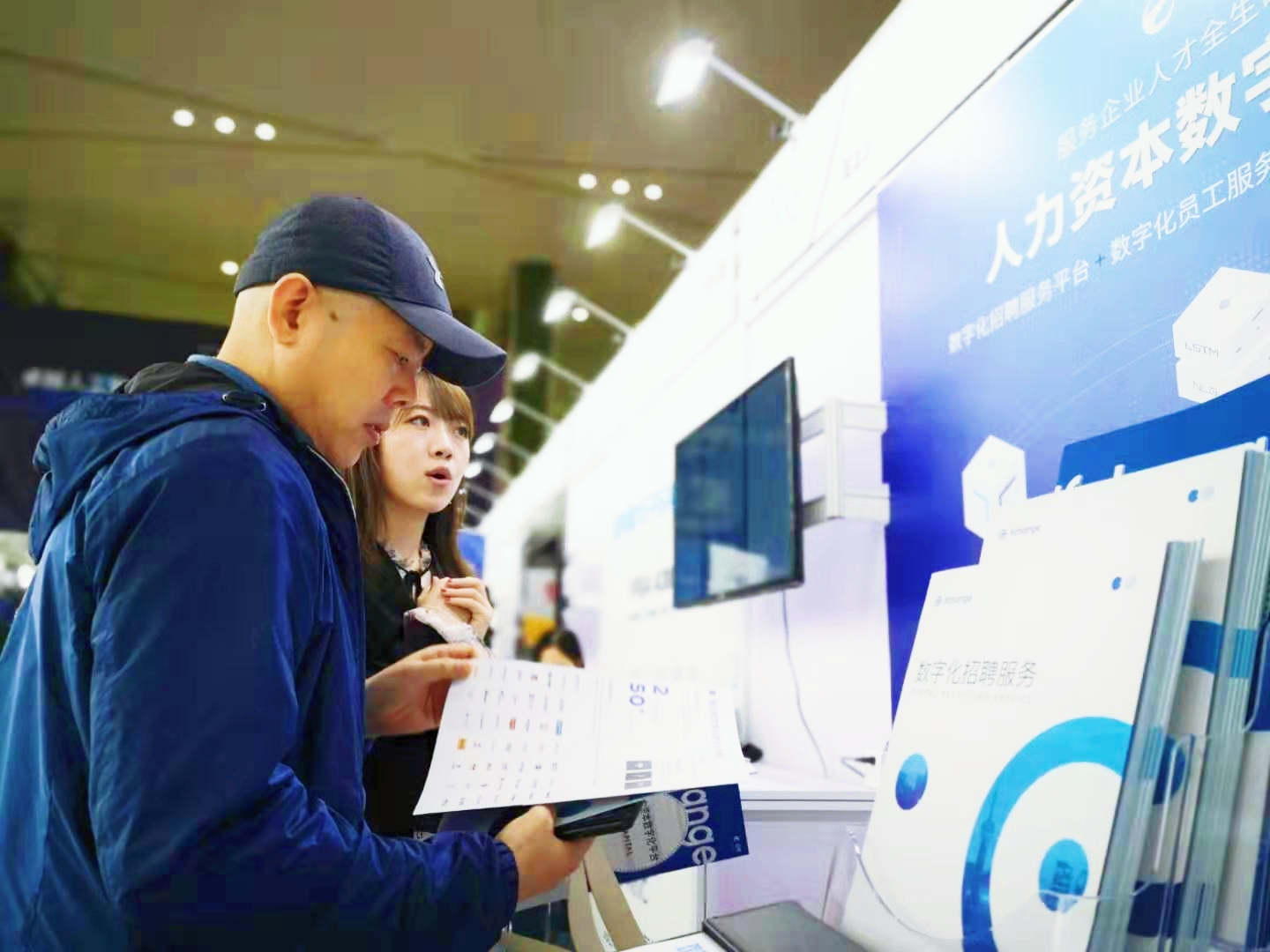2025新奧正版資料免費,探索未來數(shù)據(jù)世界，2025新奧正版資料的實時解析與免費共享,最新正品解答定義_特別版75.66.30