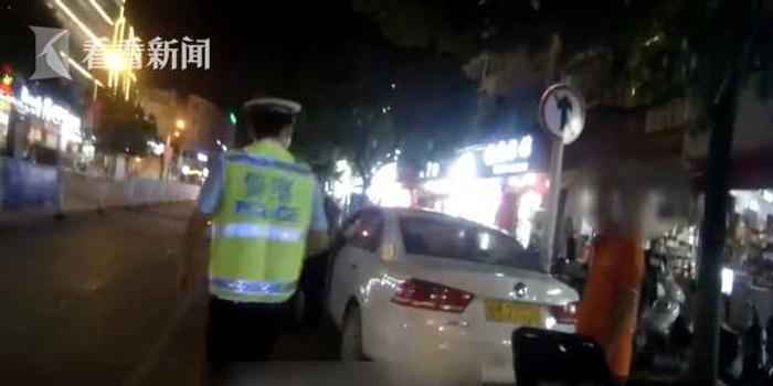 男子酒駕被抓驚現(xiàn)交警竟是老同學