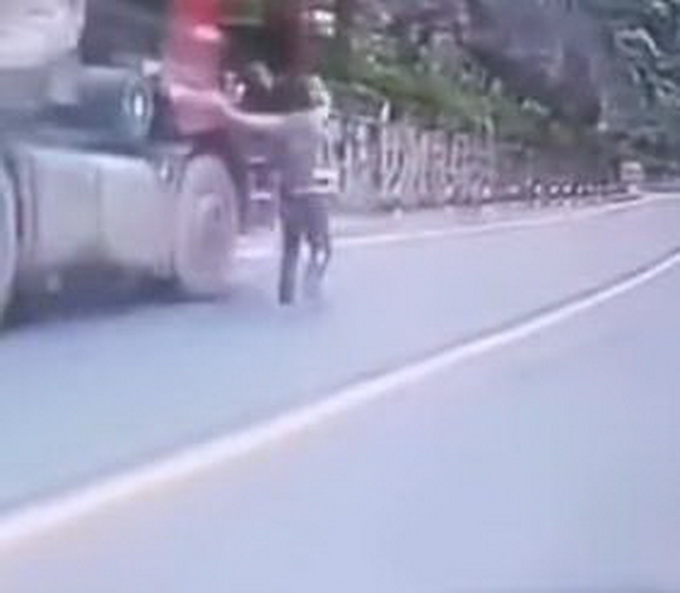 男子偶遇神秘?zé)o頭貨車驚險(xiǎn)行駛路途中
