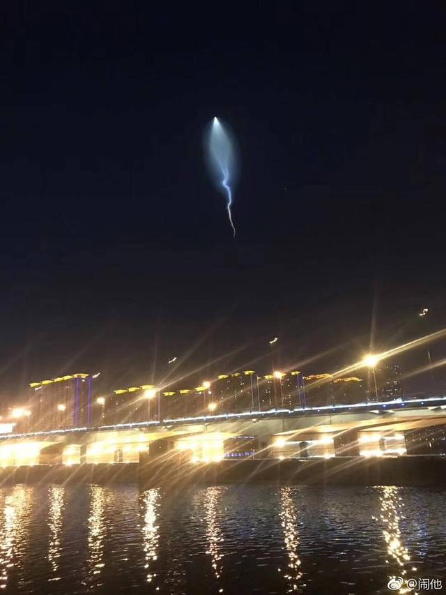 銀川夜空現(xiàn)神秘蜿蜒軌跡不明飛行物