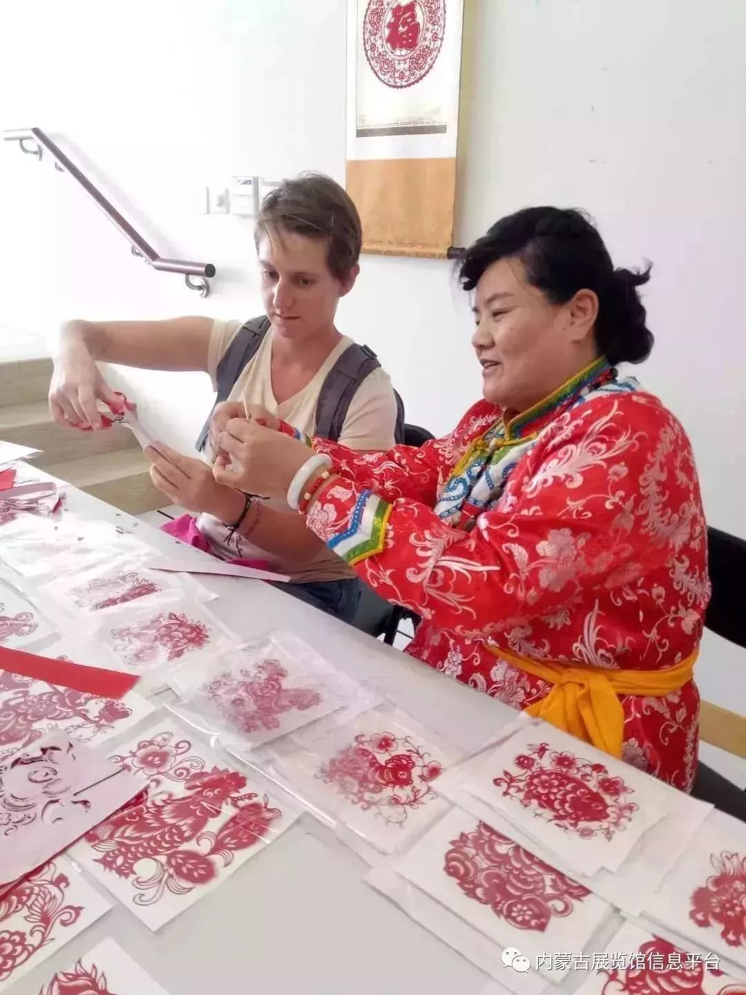 澳門彩霸王免費(fèi)資料大全集1326,婆婆看到兒媳買的對聯(lián)后反應(yīng)亮了