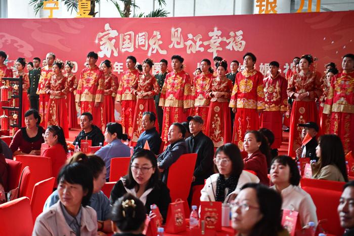 香港澳門圖庫49碼開獎結(jié)果,新人穿紅衛(wèi)衣舉辦婚禮